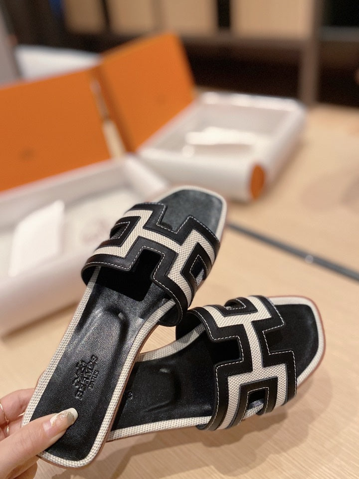 Hermes 0RAN Sandals in Black Calfskin and White Canvas