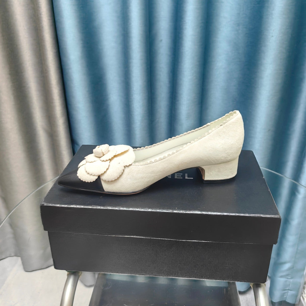 Chanel Medium Heels in White Suede and Black Calfskin with Flower