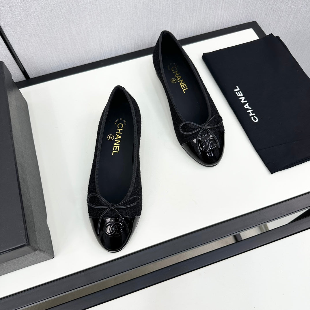 Chanel Ballet Flats in Black Tweed and Calfskin
