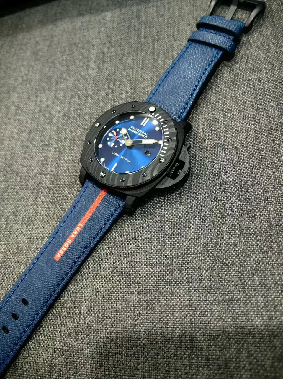 Panerai Submersible Luna Rossa Blue - Hình 3