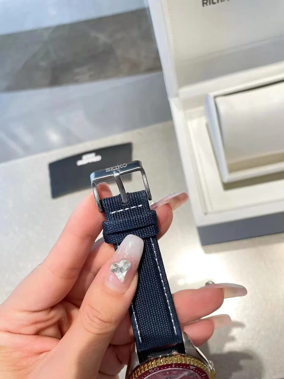Seiko Red Dial Watch - Hình 5